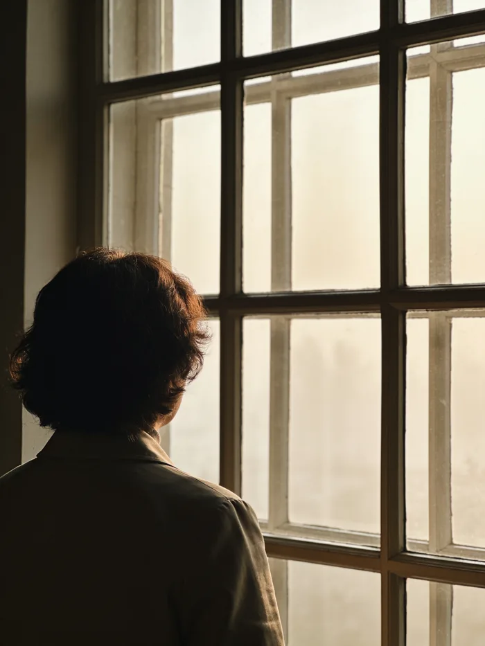 Person am Fenster – Trauer verstehen